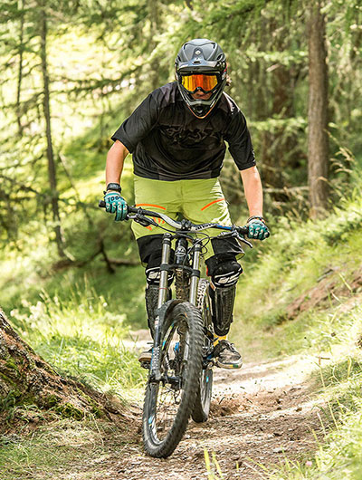 Un coin jeux de société, livres et surtout un espace de jeux extérieur adapté aux enfants et aux adultes